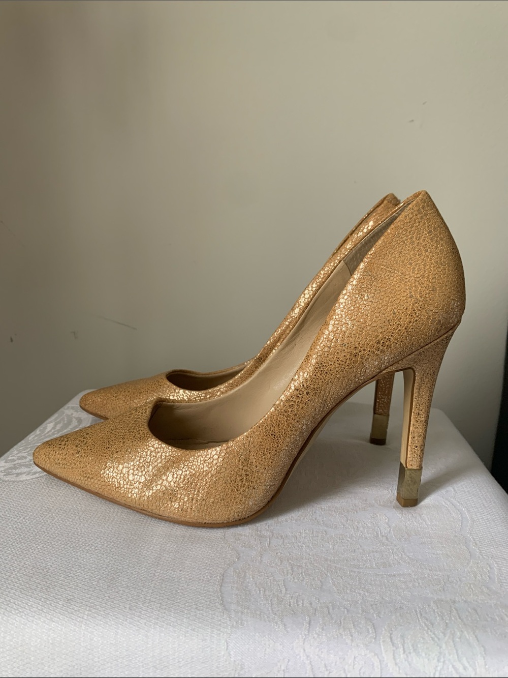 GUESS Metallic Gold Textured Pointed-Toe Pumps